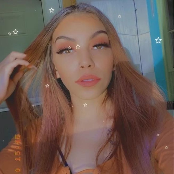 Profile Picture of Angelica Alaniz (@lolangiea) on Poshmark