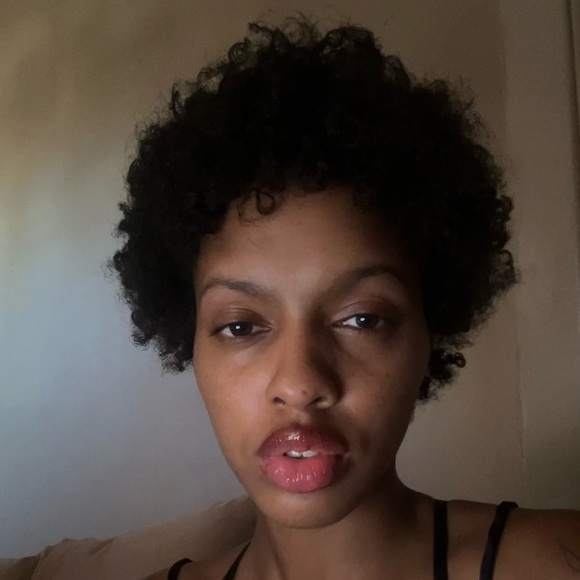 Profile Picture of Dymond Record (@drecord111) on Poshmark