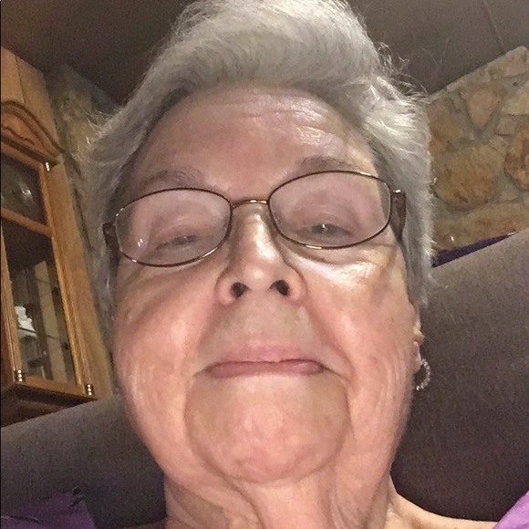 Profile Picture of Carole Gasway (@carolegasway) on Poshmark