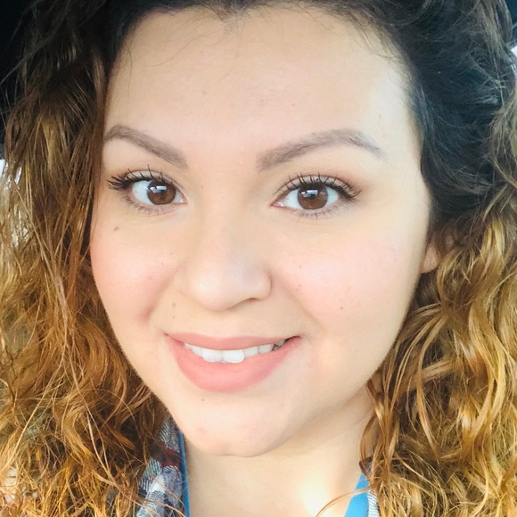 Profile Picture of Laura Cordova (@lauraargil) on Poshmark
