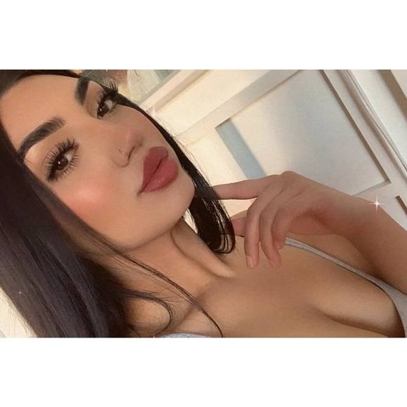 Profile Picture of Andrea Braudaway (@andreabruadaway) on Poshmark