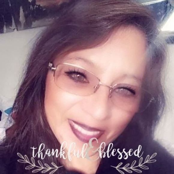 Profile Picture of Linda Bustos (@qualityqueen1) on Poshmark