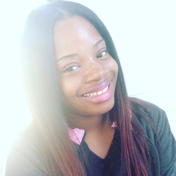 Profile Picture of Angela Holman (@dieannh) on Poshmark