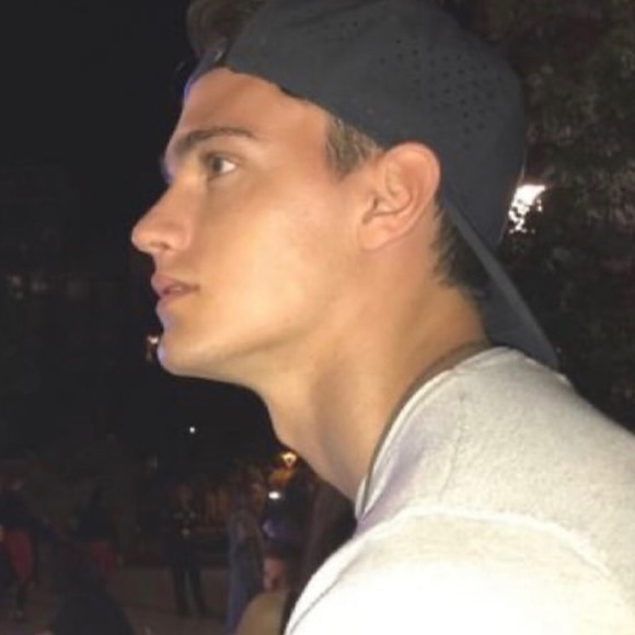 Kevin Roberts - Poshmark Profile Picture of Kevin Roberts (@kevintoberts99) on Poshmark