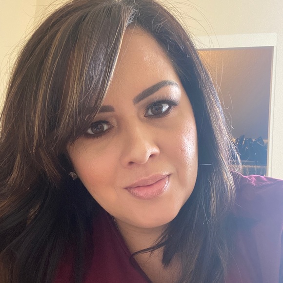 Profile Picture of Elizabeth Wojtaszek (@ewojtaszek) on Poshmark