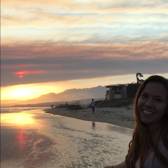 Profile Picture of Delfina D (@dellfiinaa) on Poshmark
