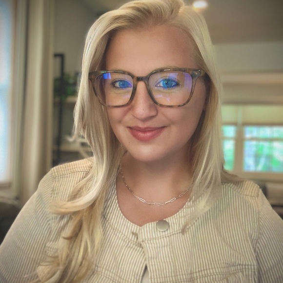 Profile Picture of Lindsay Mollander (@lmollander) on Poshmark