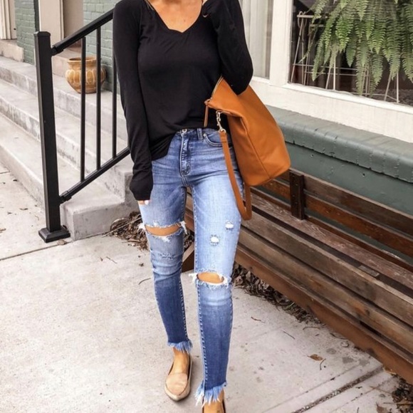 Profile Picture of Claire Derouin (@clairesclothez) on Poshmark