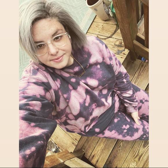 Profile Picture of Carly Ross (@care1493) on Poshmark