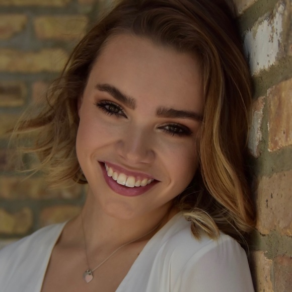 Profile Picture of Emmie Mehis (@emmie_mehis) on Poshmark