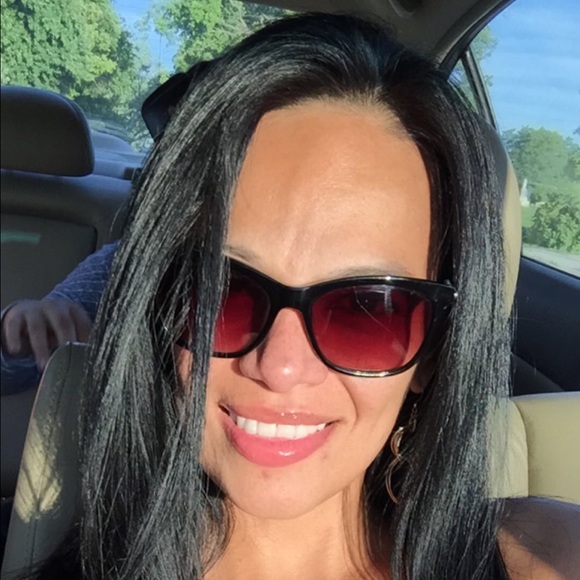 Profile Picture of Dulce Chambergo (@dchambergo) on Poshmark