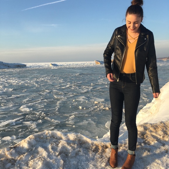 Profile Picture of Sage Atsma (@sageatsma) on Poshmark