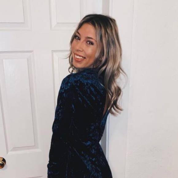 Profile Picture of Taylor Siewierski (@tsiewierski) on Poshmark