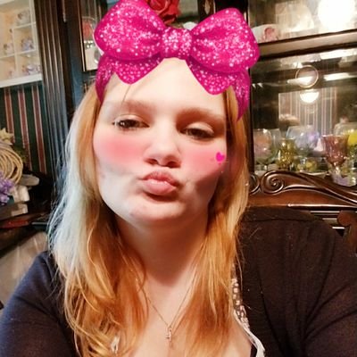 Profile Picture of Elizabeth Elmore (@Elizabeth1994E) on Twitter