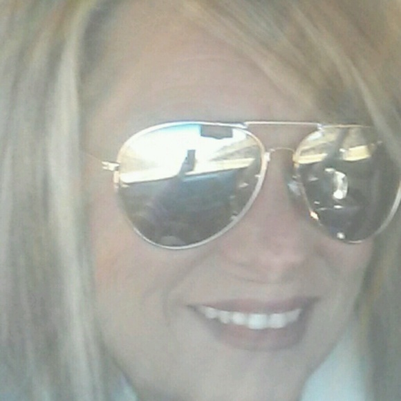 Profile Picture of Kim Watson (@kimberlysw) on Poshmark