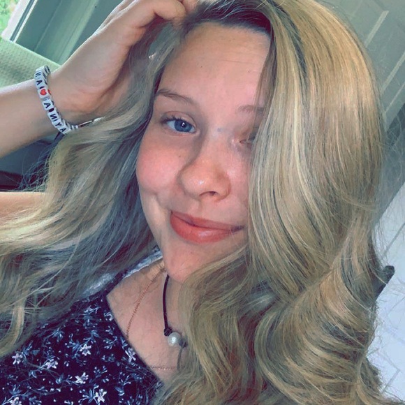 Profile Picture of Alayna Cramblit (@alaynalouisey) on Poshmark
