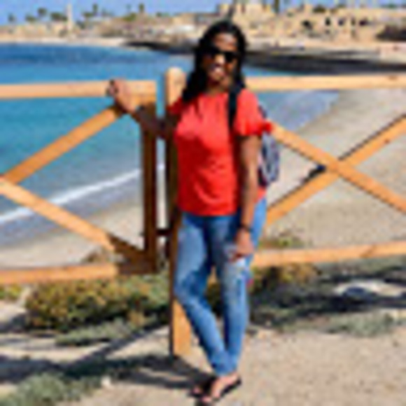 Profile Picture of Arlene of unashamedly Me (@unashamedlyme) on Poshmark