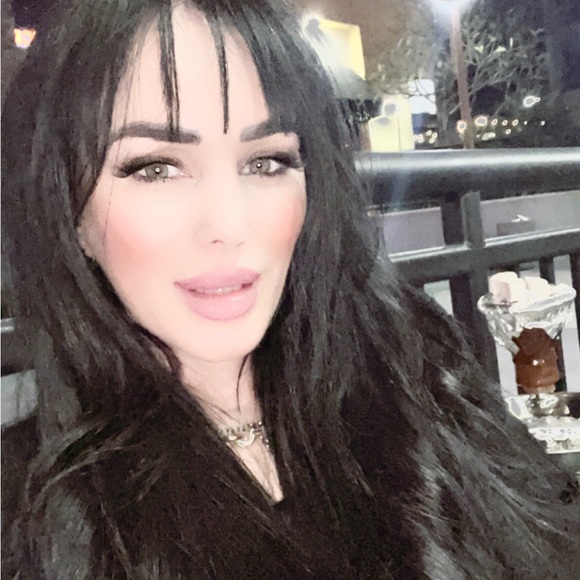 Profile Picture of Hannah Samhan (@hannah_samhan) on Poshmark