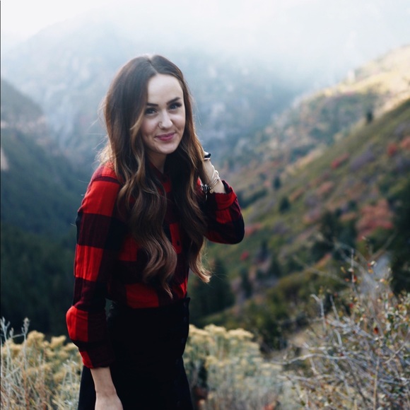 Profile Picture of Samantha Ashbaker (@samashbaker) on Poshmark