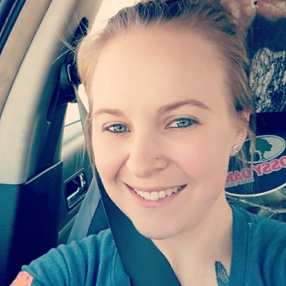 Profile Picture of Kim Stonger (@shorty9008) on Poshmark