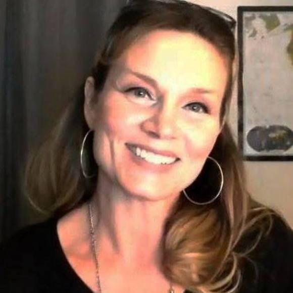 Profile Picture of Victoria Reynolds (@askingmom) on Poshmark