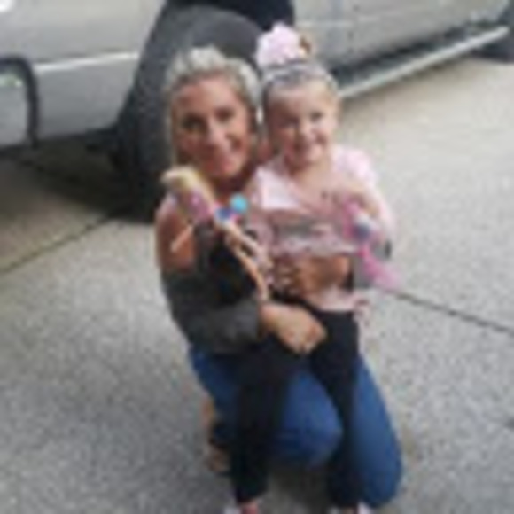 Profile Picture of Angela Heubel (@angelamm04) on Poshmark