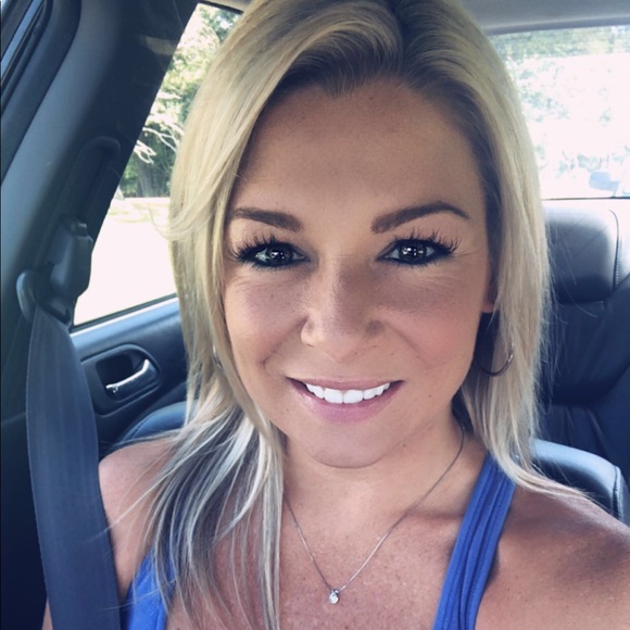 Profile Picture of Danielle Darnell (@danidarnell) on Poshmark