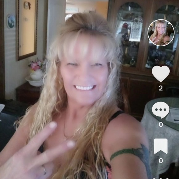 Profile Picture of Tina Langmaack (@tlangmaack) on Poshmark