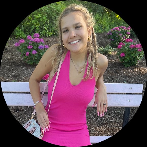 Profile Picture of Lillian Fonger (@lillian1083) on Poshmark