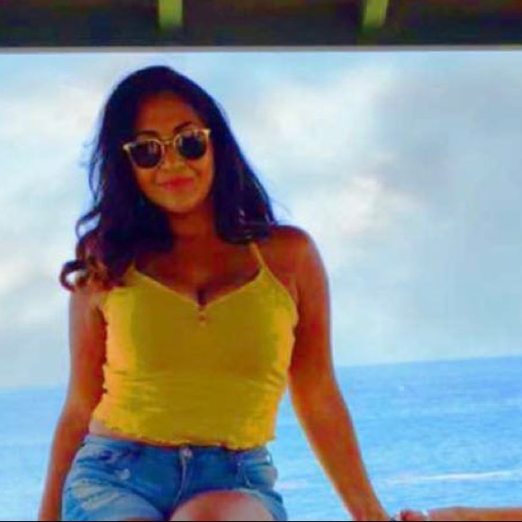 Profile Picture of Alitza Velarde (@alitzavelarde) on Poshmark