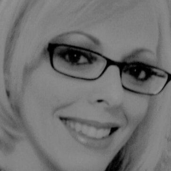 Profile Picture of Renee Hendrickson (@neiners) on Poshmark