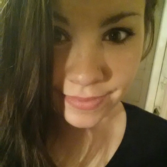 Profile Picture of Robin Stillman (@robinchene) on Poshmark