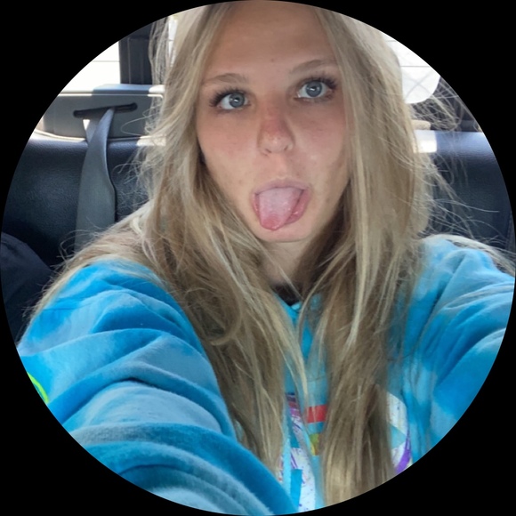 Profile Picture of Brooke Bentley (@bbentley128) on Poshmark