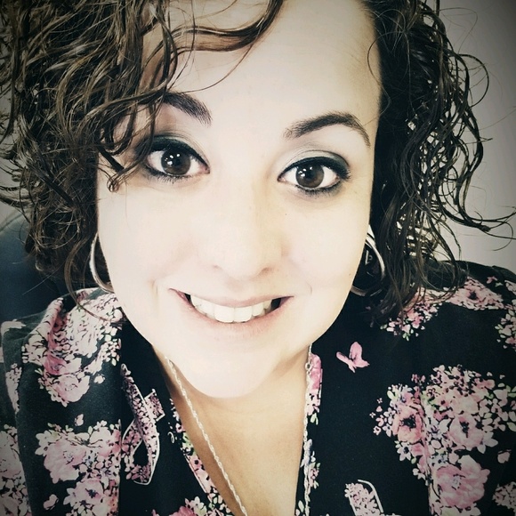 Profile Picture of Daniela Huggins (@dhuggins0507) on Poshmark
