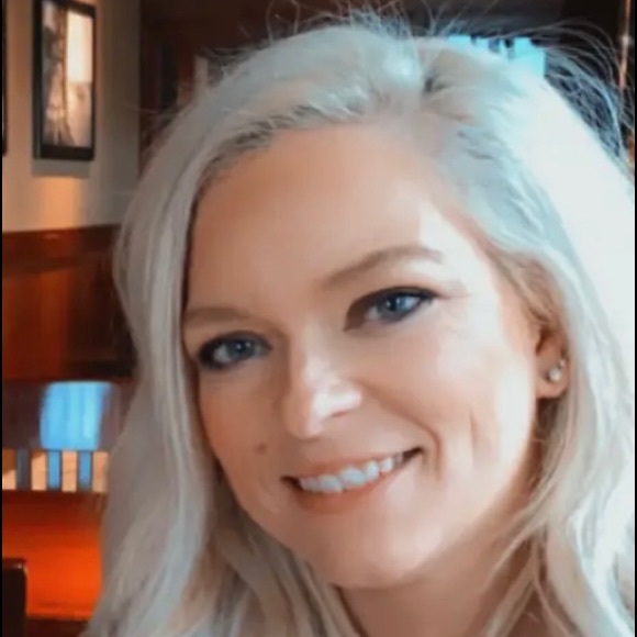 Profile Picture of Nicole Huismann (@nhuismann1) on Poshmark