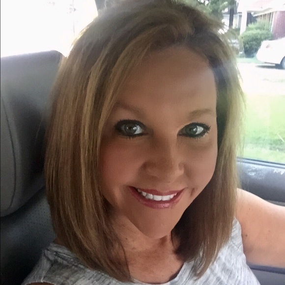 Profile Picture of Renee Travis (@reneetravistwo) on Poshmark
