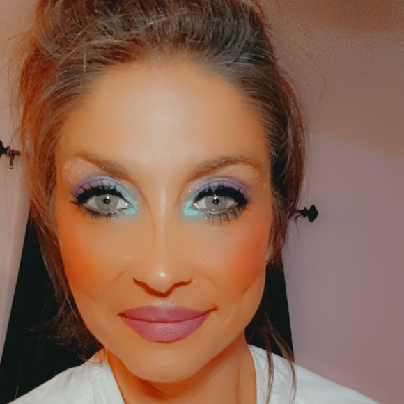 Profile Picture of Melissa Brownfield (@melissareveals) on Poshmark