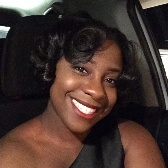 Profile Picture of Alessi Thomas (@alessithomas) on Poshmark