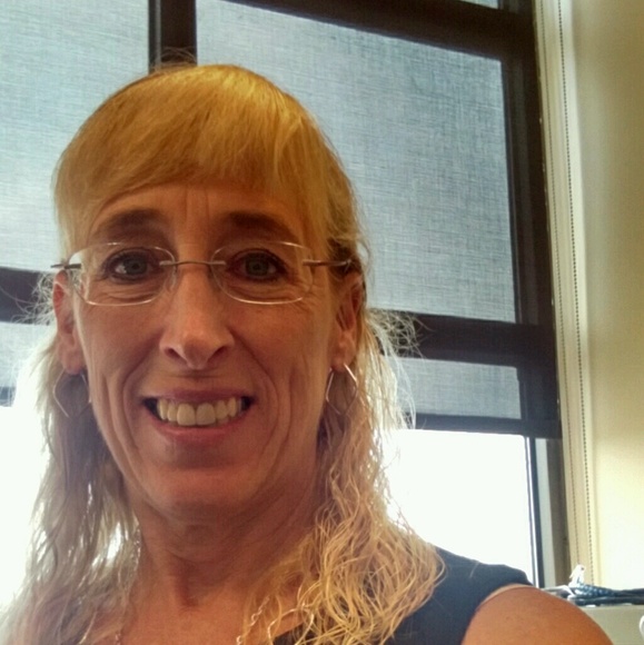 Profile Picture of Debra Ohrel (@dlohrel) on Poshmark