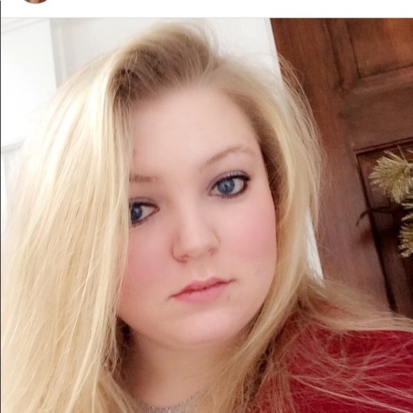 Profile Picture of Emily Savitsky (@emsavvy610) on Poshmark