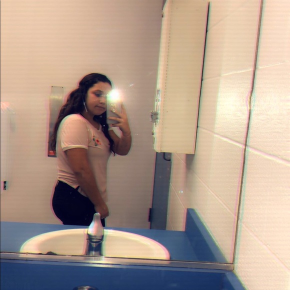 Profile Picture of Sydney 😍👀 Handlon (@syd_251087) on Poshmark