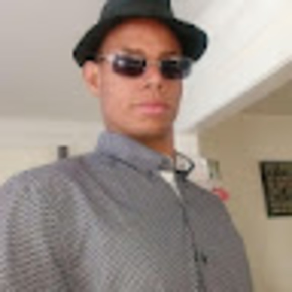 Profile Picture of Martwan Holliness (@alvarezdawn570) on Poshmark