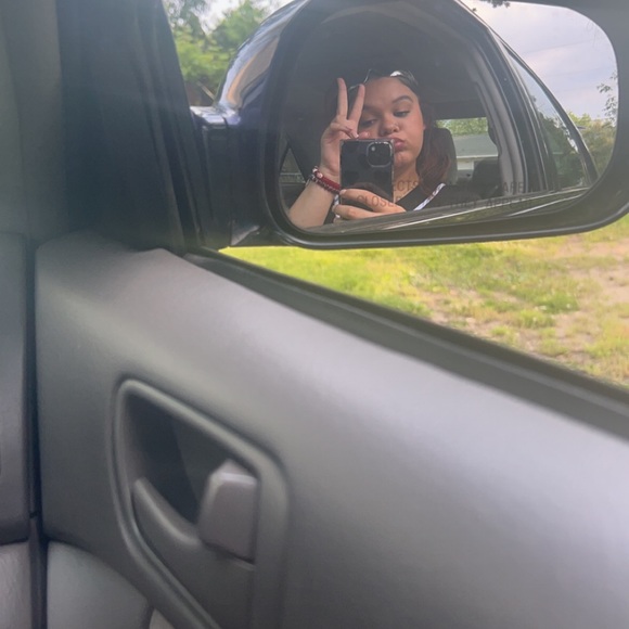 Profile Picture of Sapphire Osher (@sapphireosher9) on Poshmark