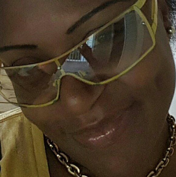 Profile Picture of Tonnelle Windley (@toniwind) on Poshmark