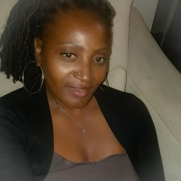 Profile Picture of Lisa Hudson (@lisarhud28) on Poshmark