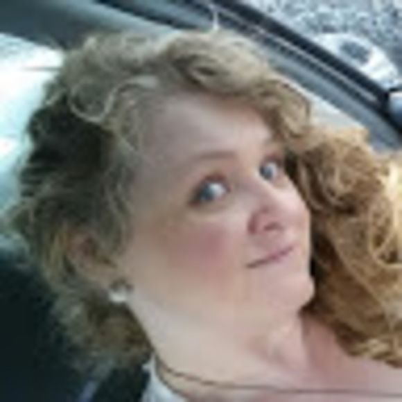 Profile Picture of R. Bee (@theh0usewren) on Poshmark