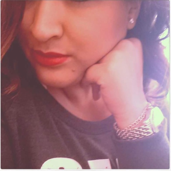 Profile Picture of Susan Lauriano (@lauriano05) on Poshmark