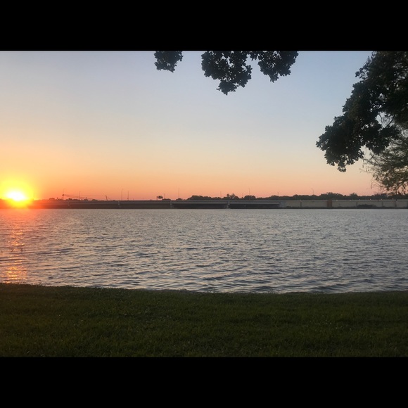 Profile Picture of Laura Mulconrey (@starbeeloo) on Poshmark