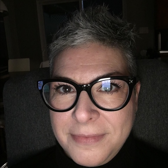 Profile Picture of Julie Saucier (@jules_saucier) on Poshmark