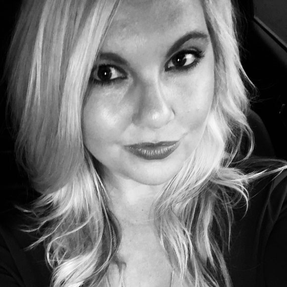 Profile Picture of Stefanie Inabnet (@stefanierose87) on Poshmark